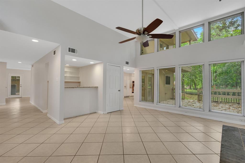 35 Greentree Lane, Conroe, Texas image 5