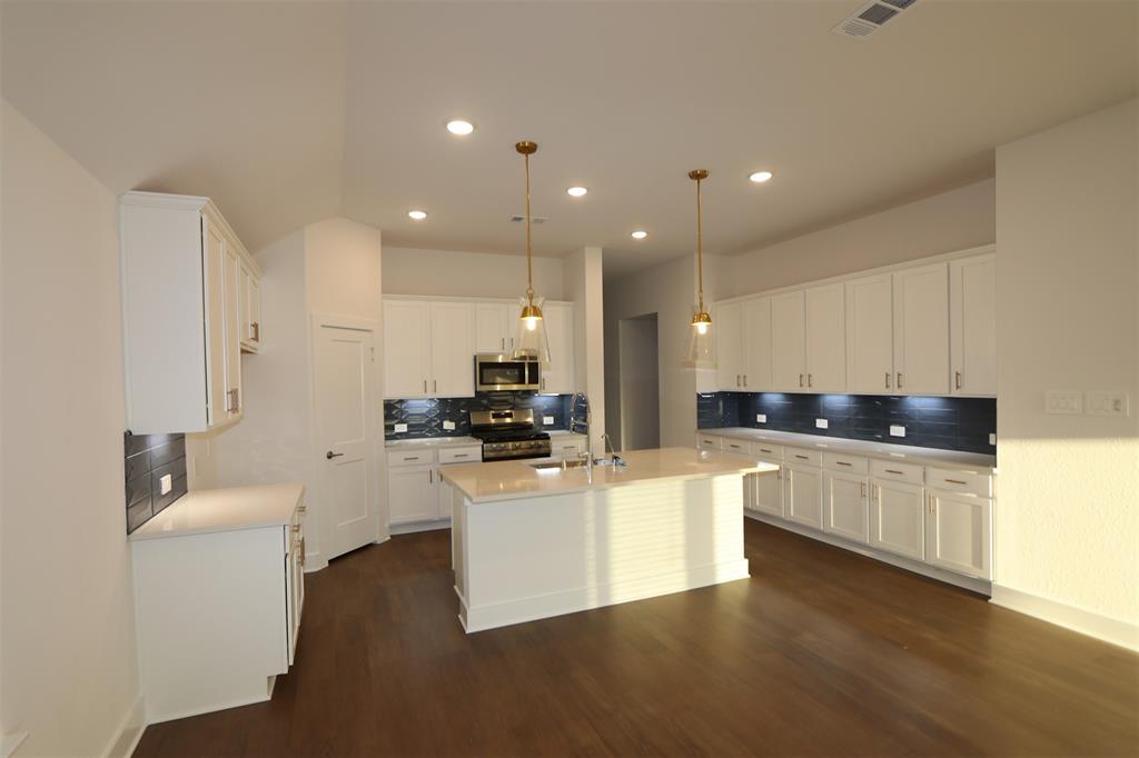 569 Bluebell Maiden Court, Magnolia, Texas image 2