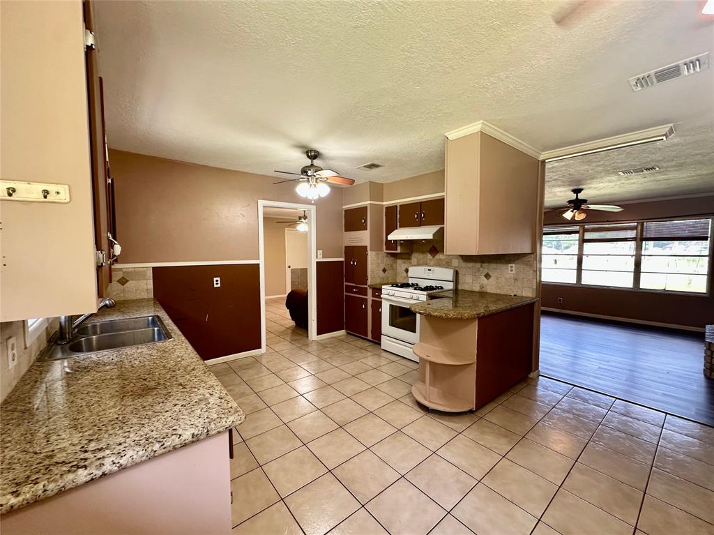 3605 Lawn Oak Drive, Orange, Texas image 11