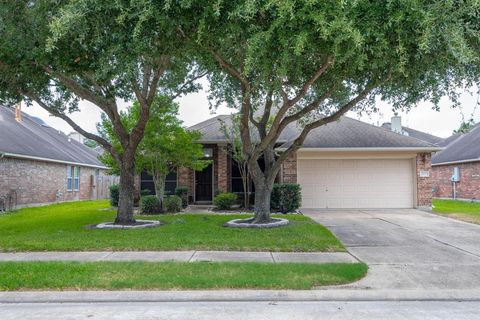 Single Family Residence in Pearland TX 6807 Adella Court.jpg