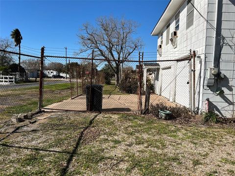 Single Family Residence in San Leon TX 810 Avenue L 8.jpg