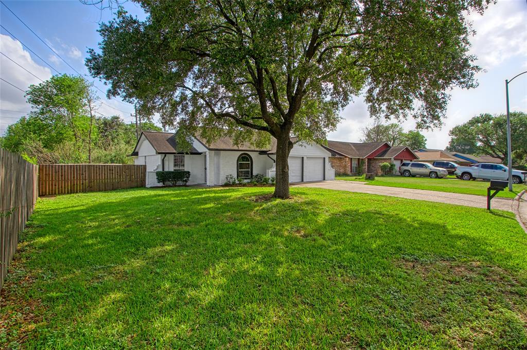 7027 Log Hollow Drive, Houston, Texas image 2