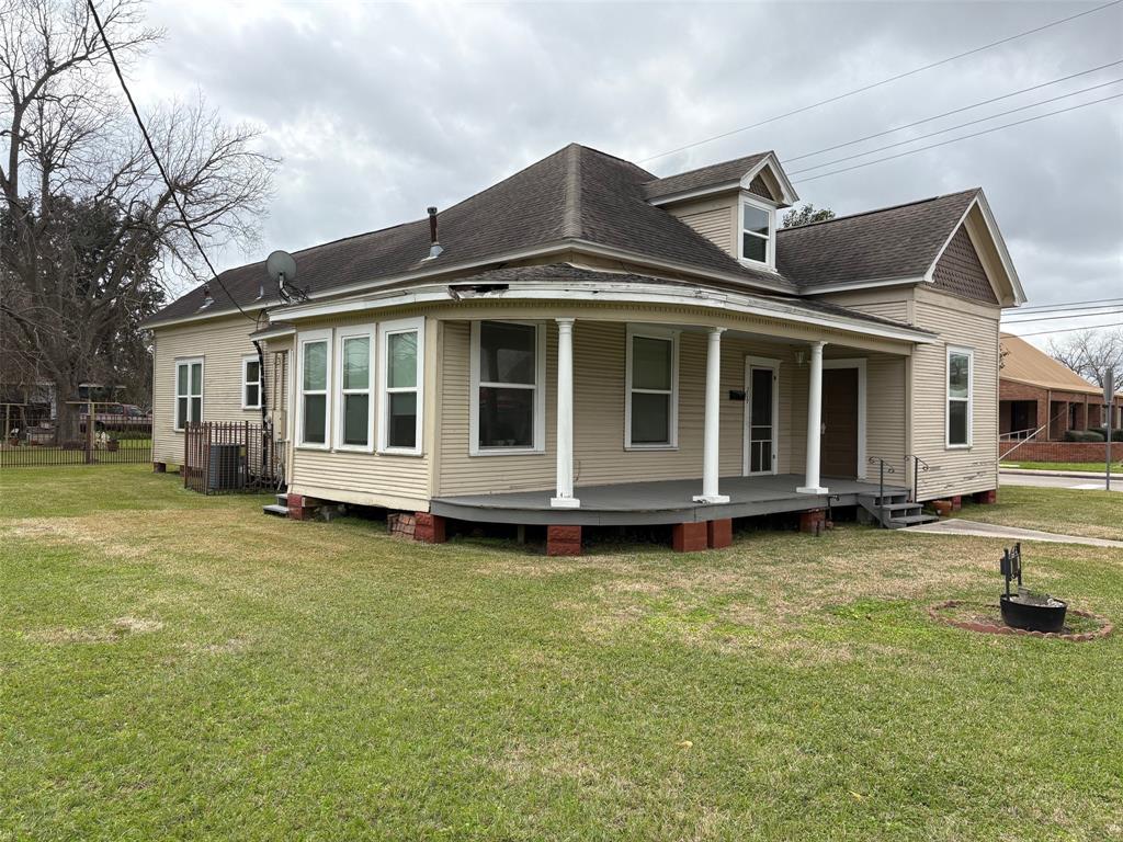 209 W Houston Street, Dayton, Texas image 1