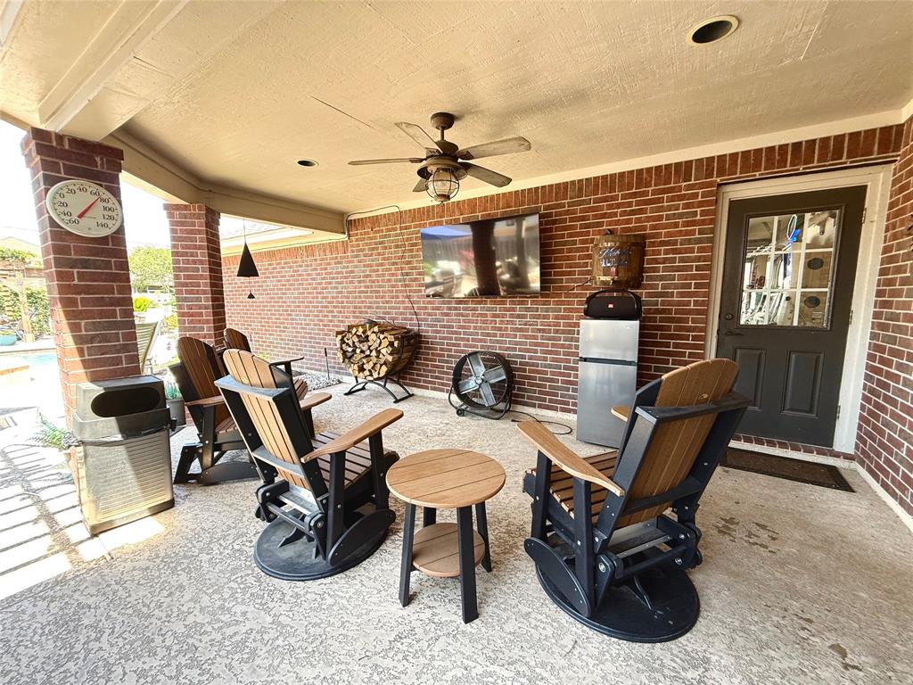 1210 Meadow Creek Drive, El Campo, Texas image 17