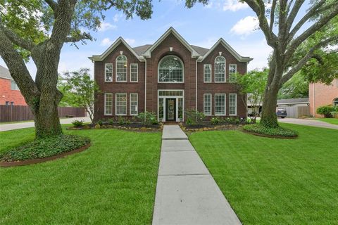 Single Family Residence in Friendswood TX 303 Lakeview Circle.jpg
