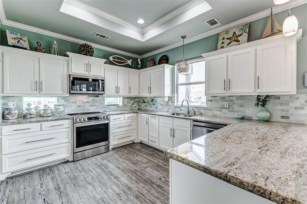 950 Seadrift Drive, Crystal Beach, Texas image 4