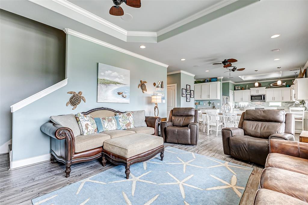 950 Seadrift Drive, Crystal Beach, Texas image 9