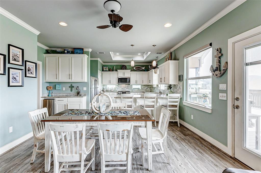 950 Seadrift Drive, Crystal Beach, Texas image 6