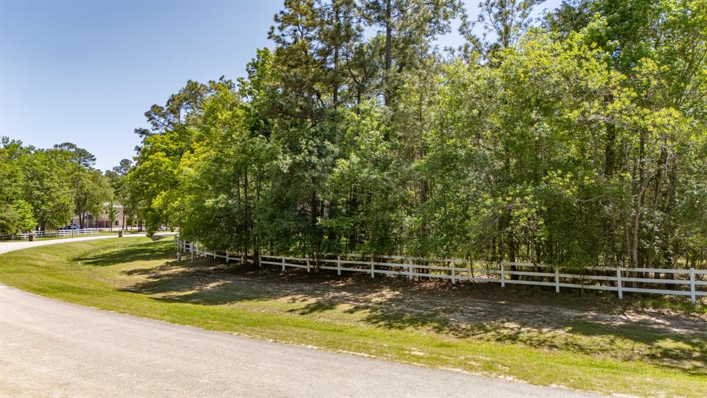 1122 N Commons View Drive, Huffman, Texas image 6