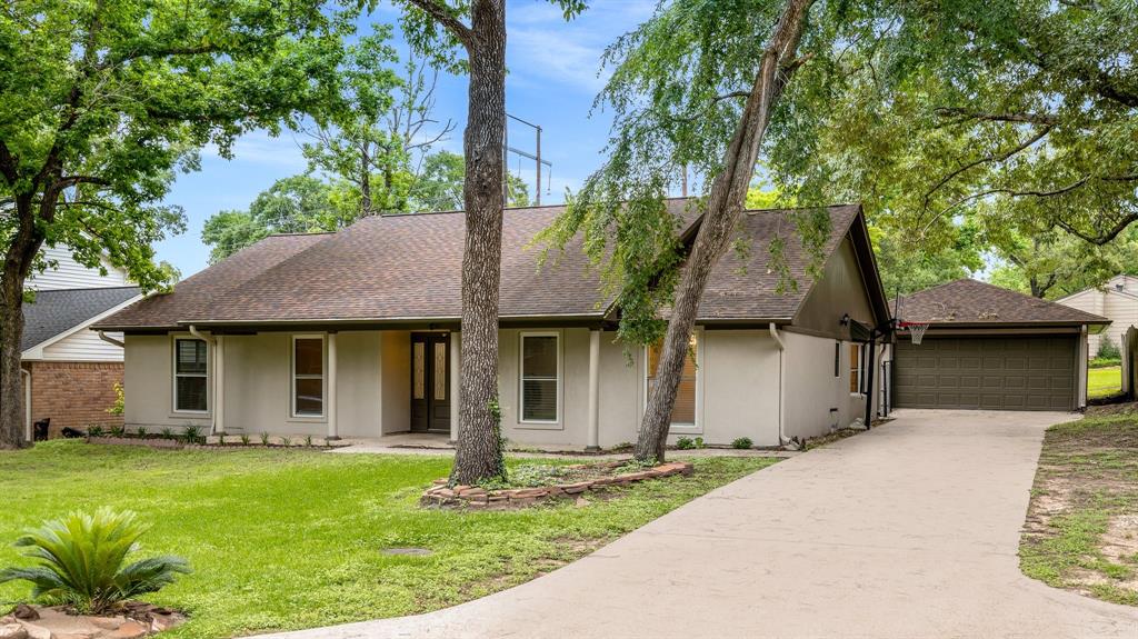 107 Woodmont Drive, Conroe, Texas image 3