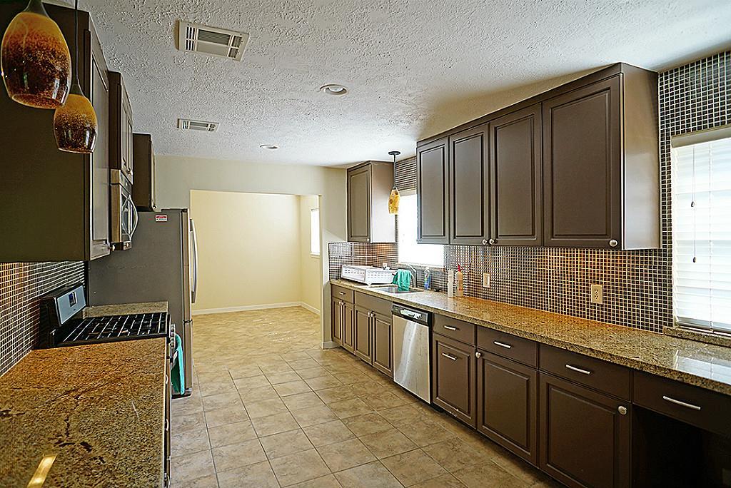 915 Marys Court, Friendswood, Texas image 6
