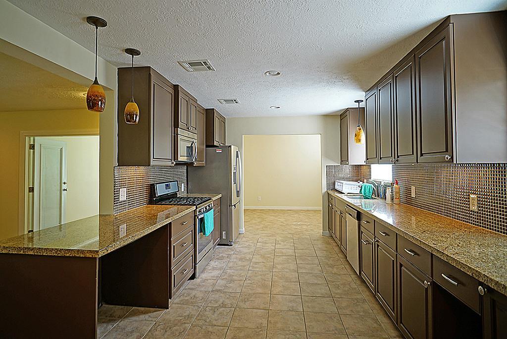 915 Marys Court, Friendswood, Texas image 9