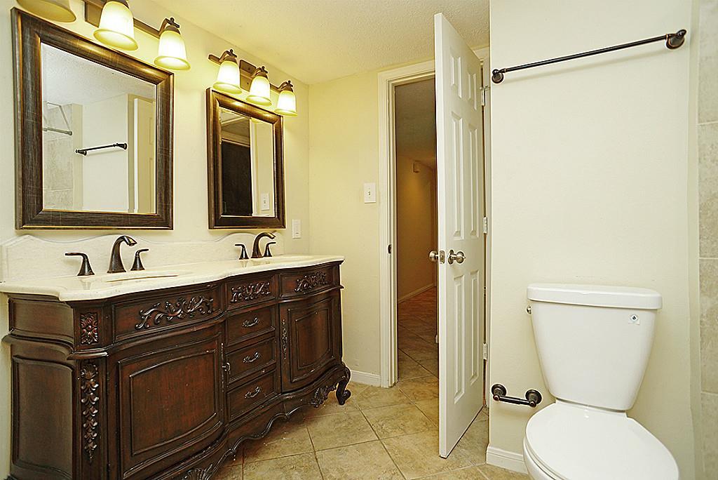 915 Marys Court, Friendswood, Texas image 12