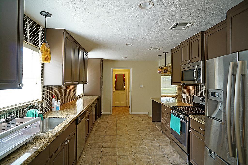 915 Marys Court, Friendswood, Texas image 7