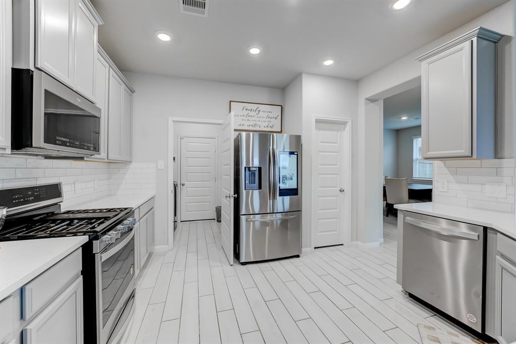 10739 Cliffs View Drive, Rosharon, Texas image 18