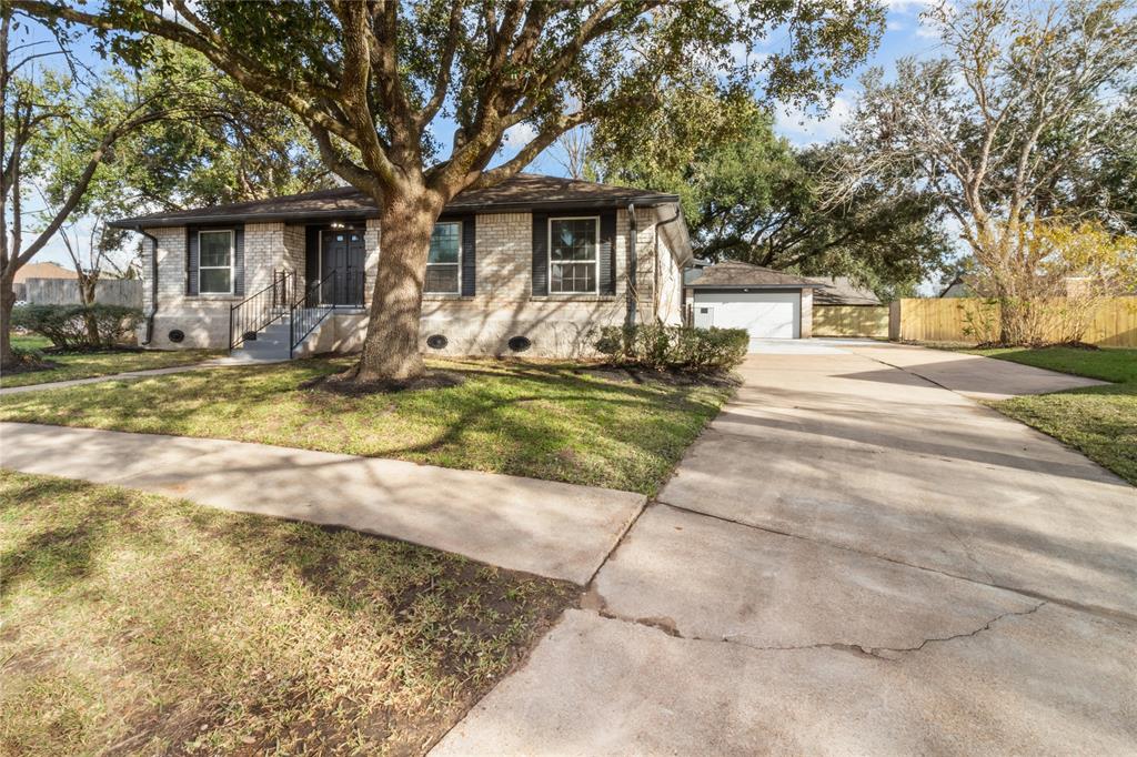 705 Doral Court, Friendswood, Texas image 2