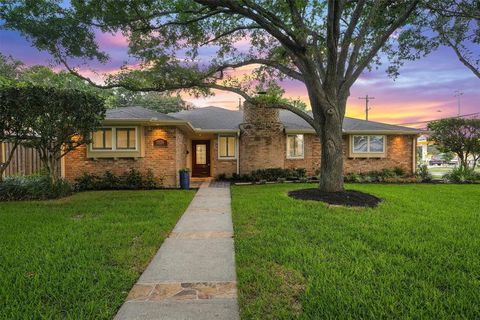 Single Family Residence in Houston TX 11135 Cedarhurst Drive.jpg