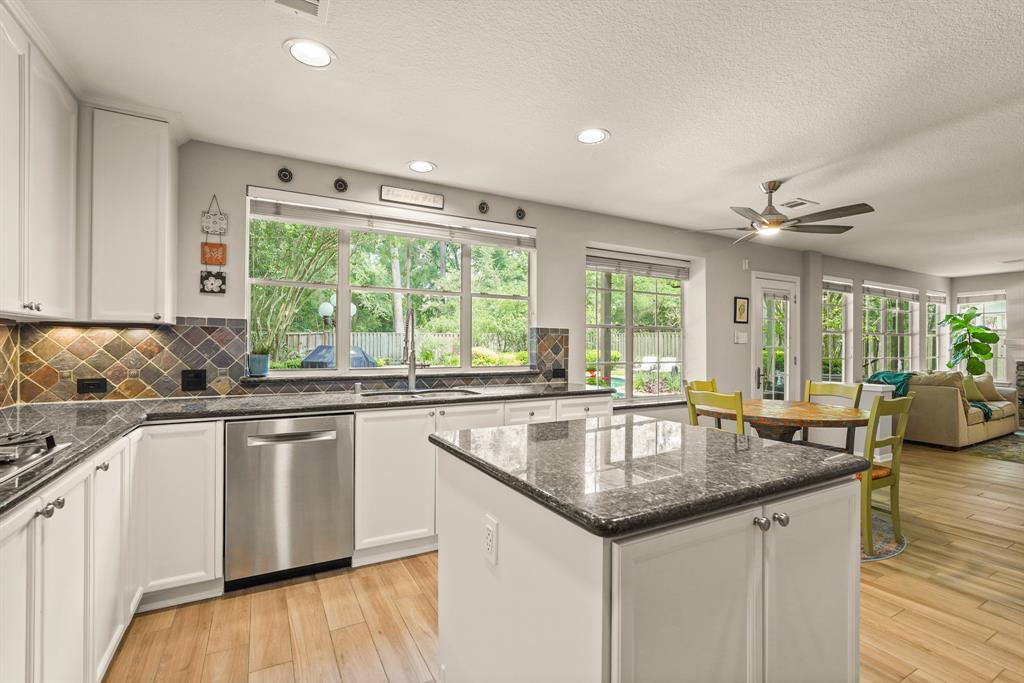 82 Lightwood Trace, Spring, Texas image 12