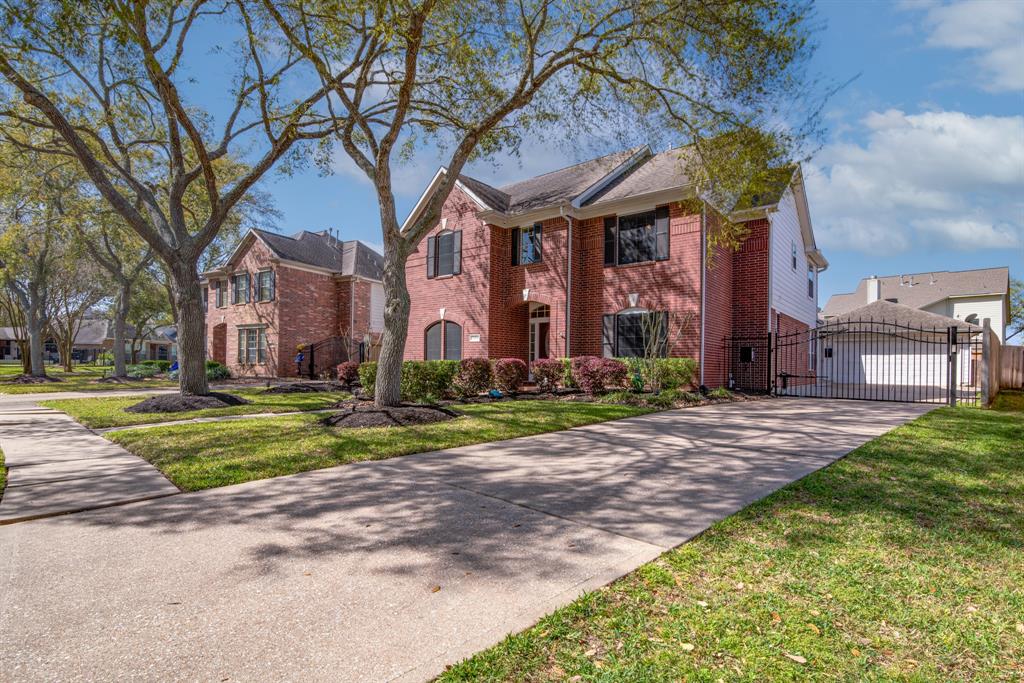 3004 Autumn Park Court, Friendswood, Texas image 2