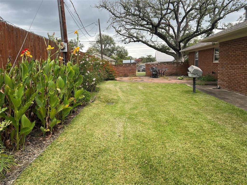 432 S Holland Street, Bellville, Texas image 11