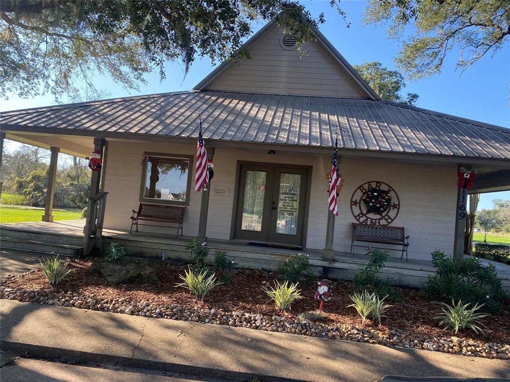 512 Rocking Horse Court, Angleton, Texas image 3