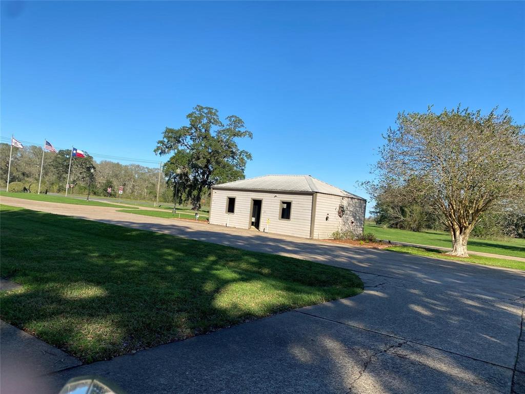 512 Rocking Horse Court, Angleton, Texas image 2