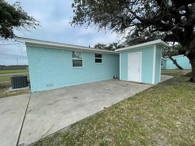 1300 N Live Oak Street 5