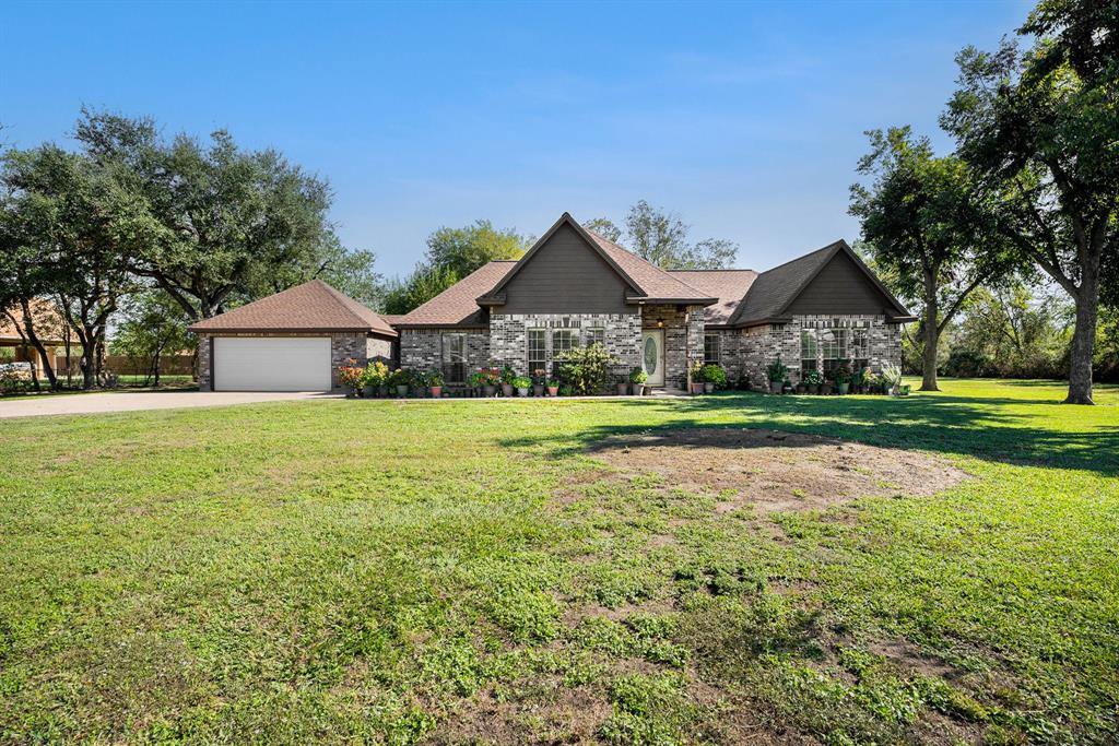 811 Steele Road, Highlands, Texas image 1