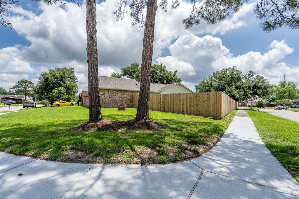 2047 Highcrest Drive, Missouri City, Texas image 2