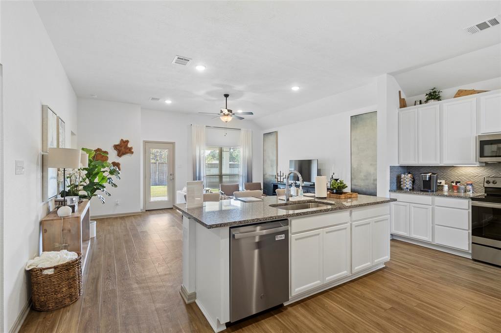 204 Shoreview Drive, Conroe, Texas image 4