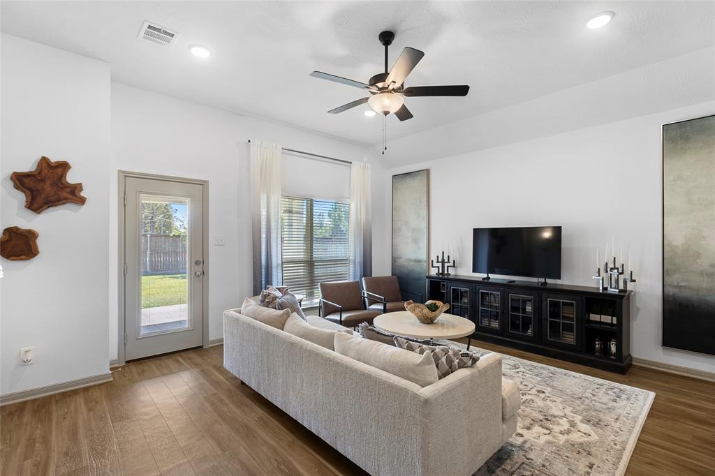 204 Shoreview Drive, Conroe, Texas image 5