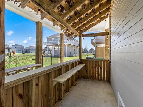 Single Family Residence in Crystal Beach TX 979 Seagull Lane 9.jpg