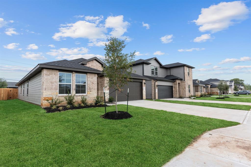 1703 Stelvio Pass Drive, Richmond, Texas image 2