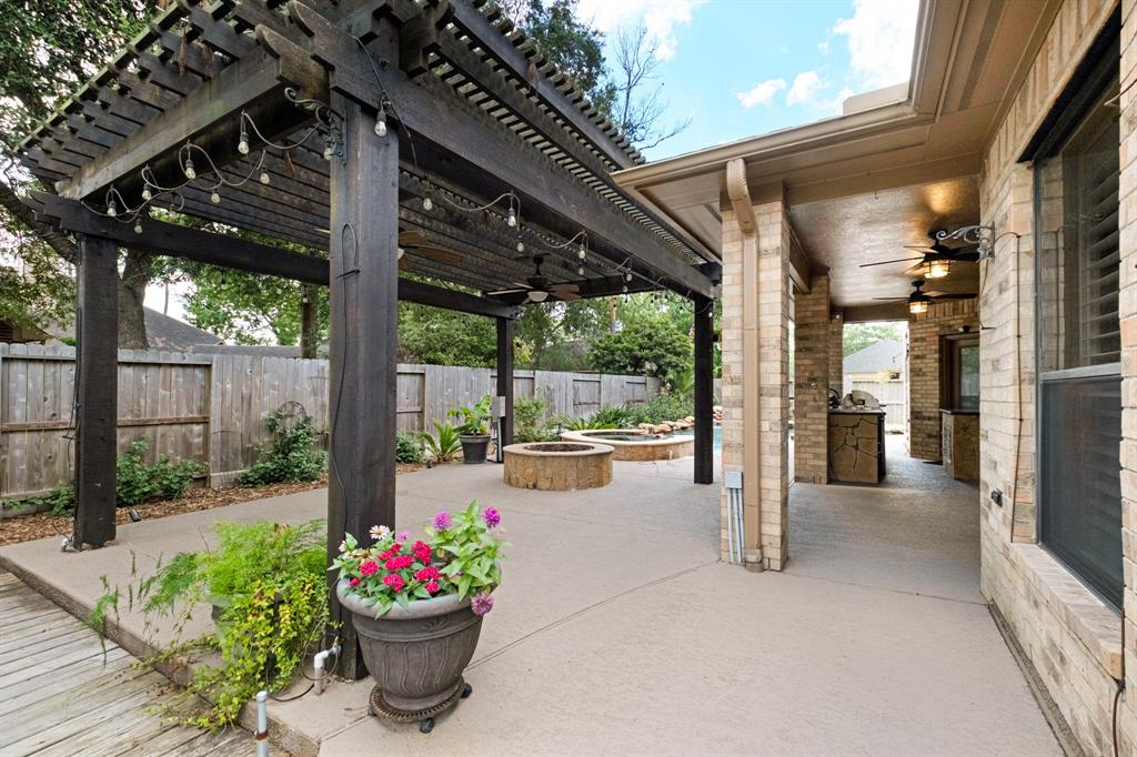 709 Hidden Creek Lane, Friendswood, Texas image 2