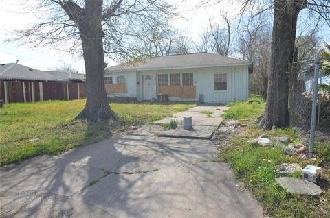 Single Family Residence in Houston TX 5962 Belcrest Street.jpg