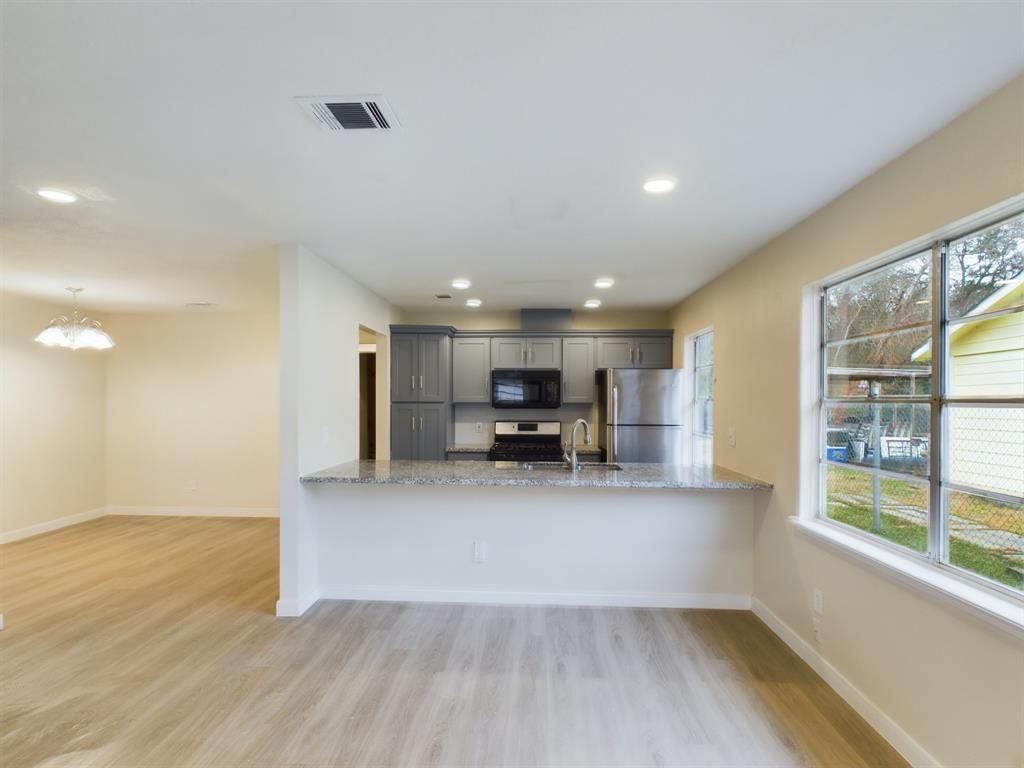 listing image 0