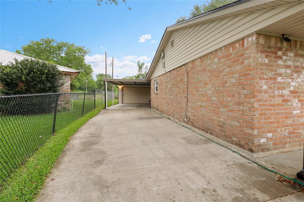1226 Valley Drive, Angleton, Texas image 4