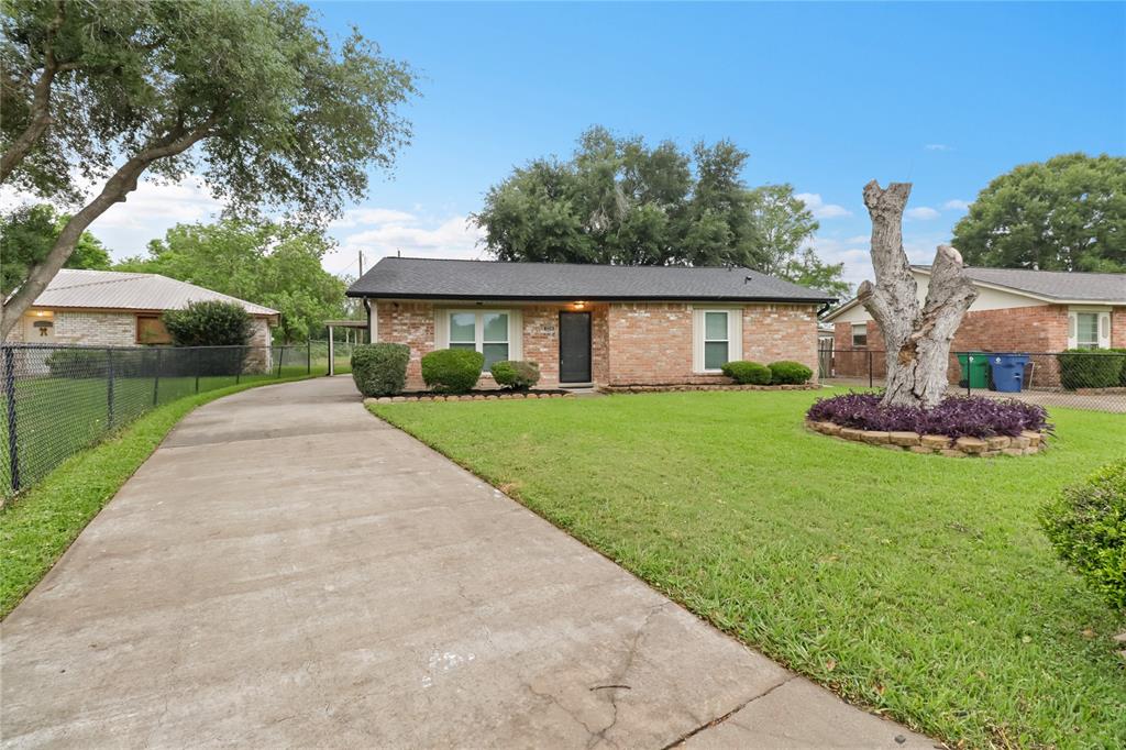 1226 Valley Drive, Angleton, Texas image 1