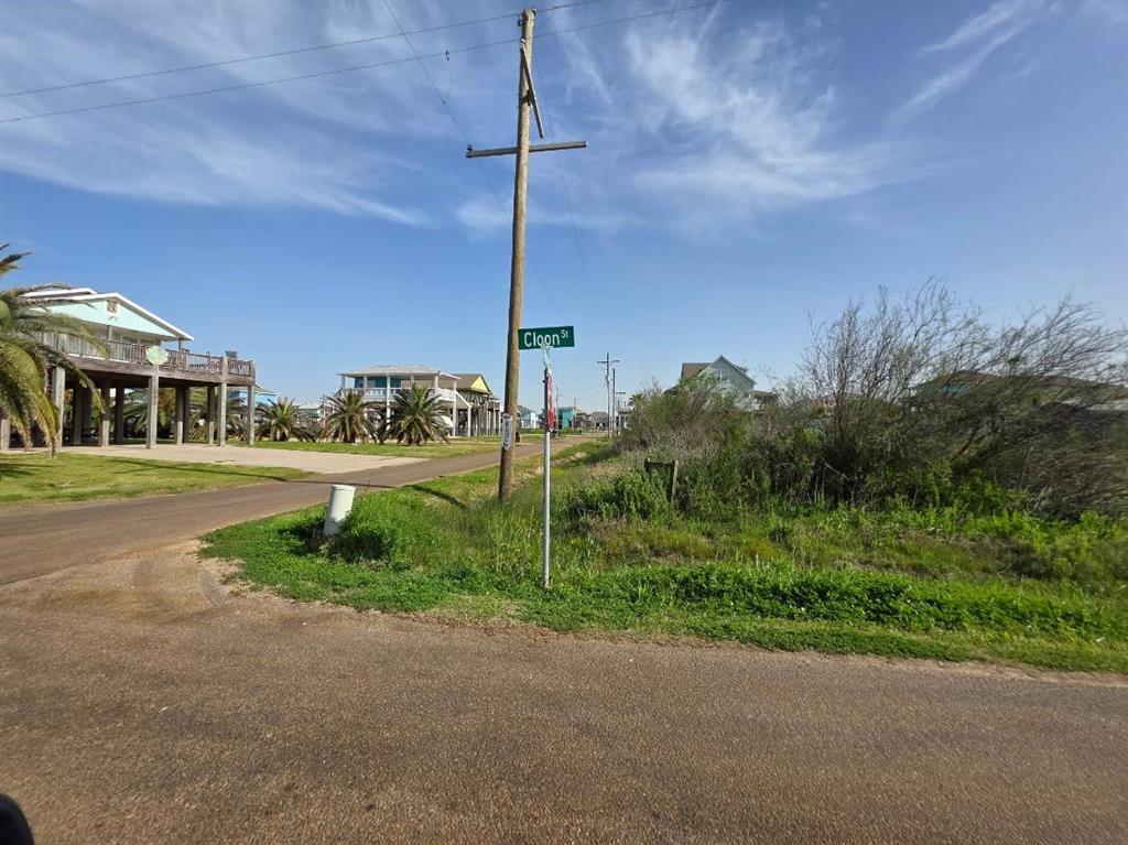 889 Sea Spray Drive, Crystal Beach, Texas image 2