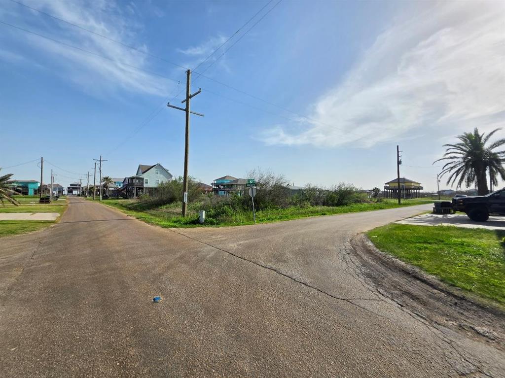 889 Sea Spray Drive, Crystal Beach, Texas image 4