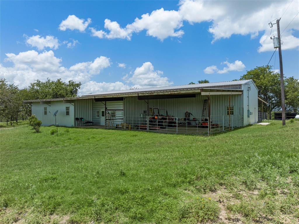 404 County Rd 459, Lott, Texas image 7