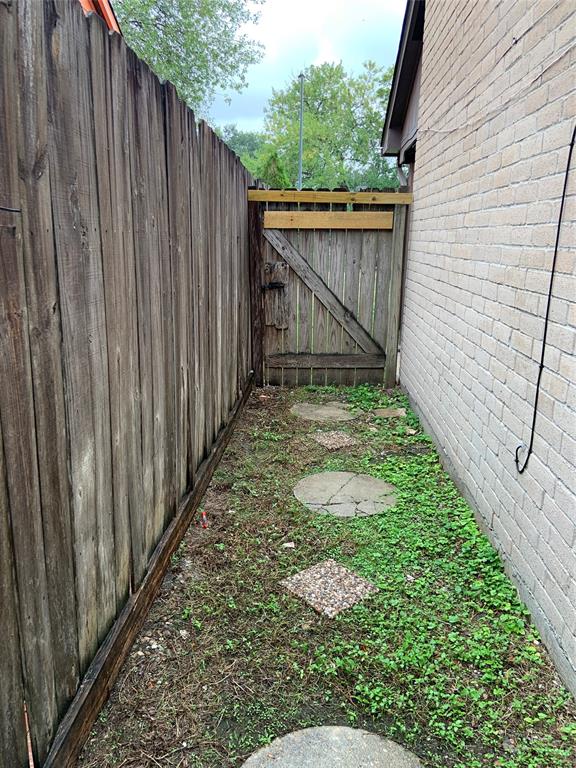 5613 Hollow Pines Drive, Houston, Texas image 30