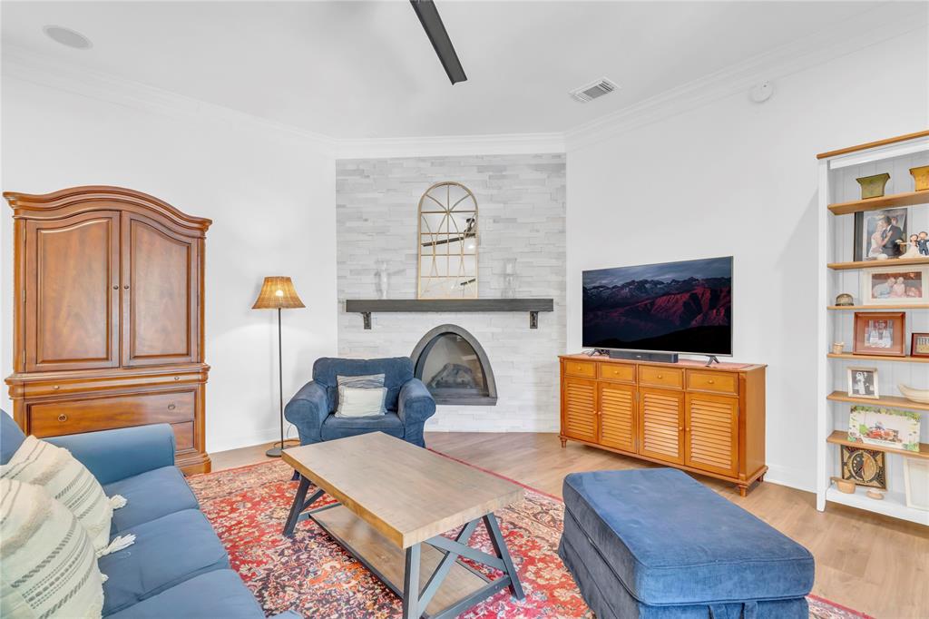 70 Mill Point Place, The Woodlands, Texas image 7