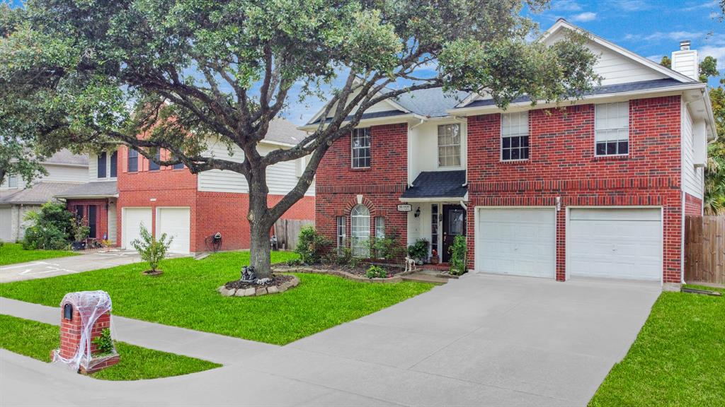 2815 Sailors Moon Drive, Friendswood, Texas image 2