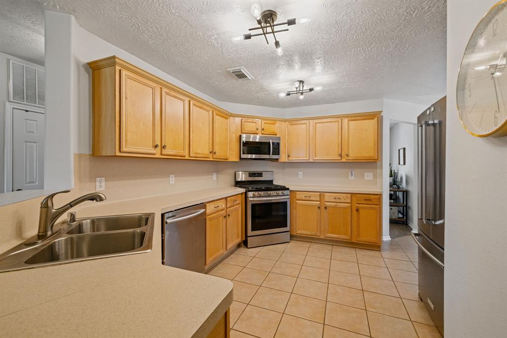 19214 Crescent Pass Drive, Tomball, Texas image 11
