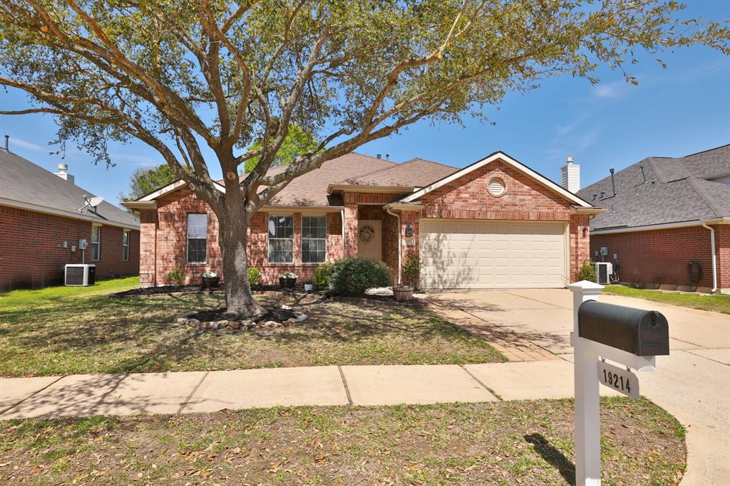 19214 Crescent Pass Drive, Tomball, Texas image 1