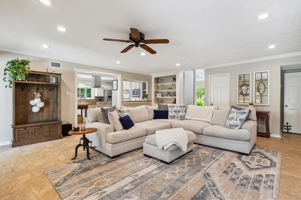 905 Evergreen Drive, Friendswood, Texas image 11