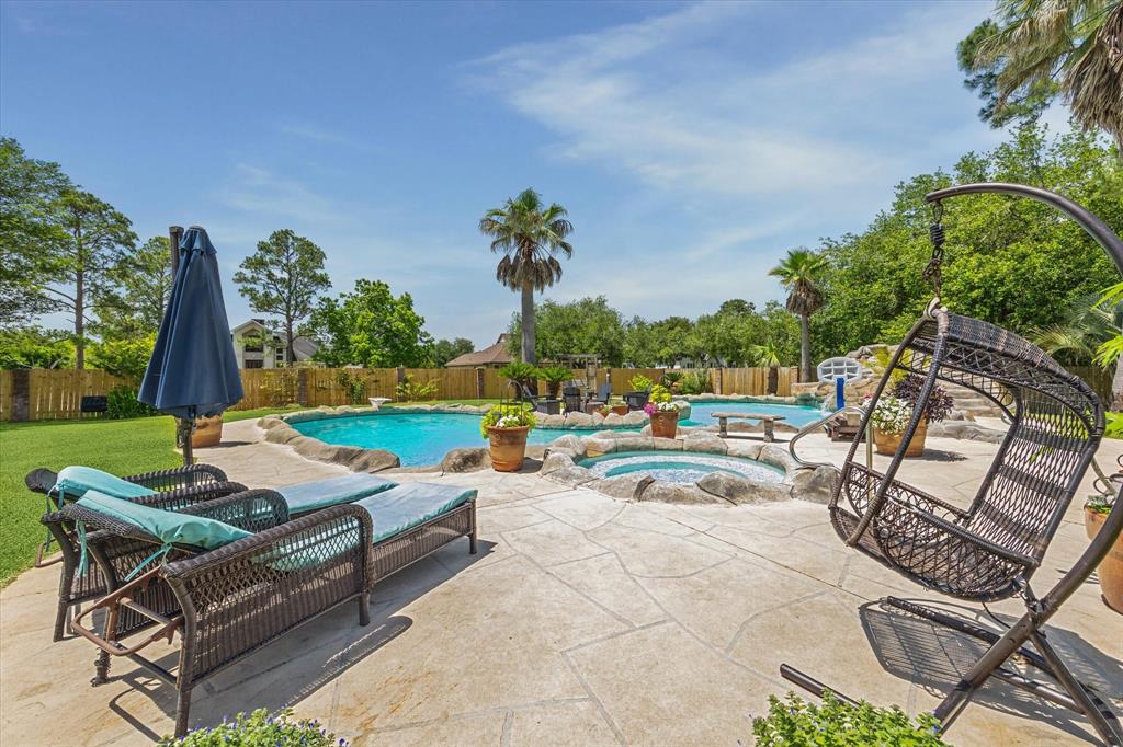 905 Evergreen Drive, Friendswood, Texas image 14