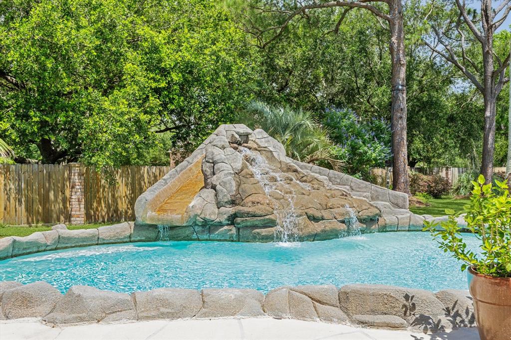 905 Evergreen Drive, Friendswood, Texas image 48