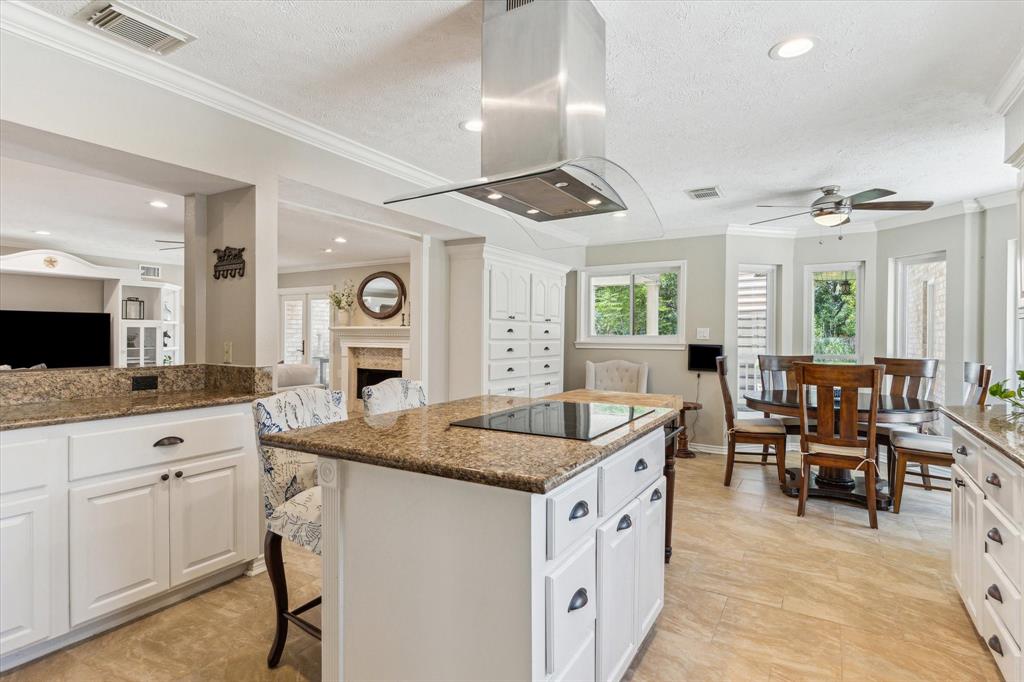 905 Evergreen Drive, Friendswood, Texas image 9